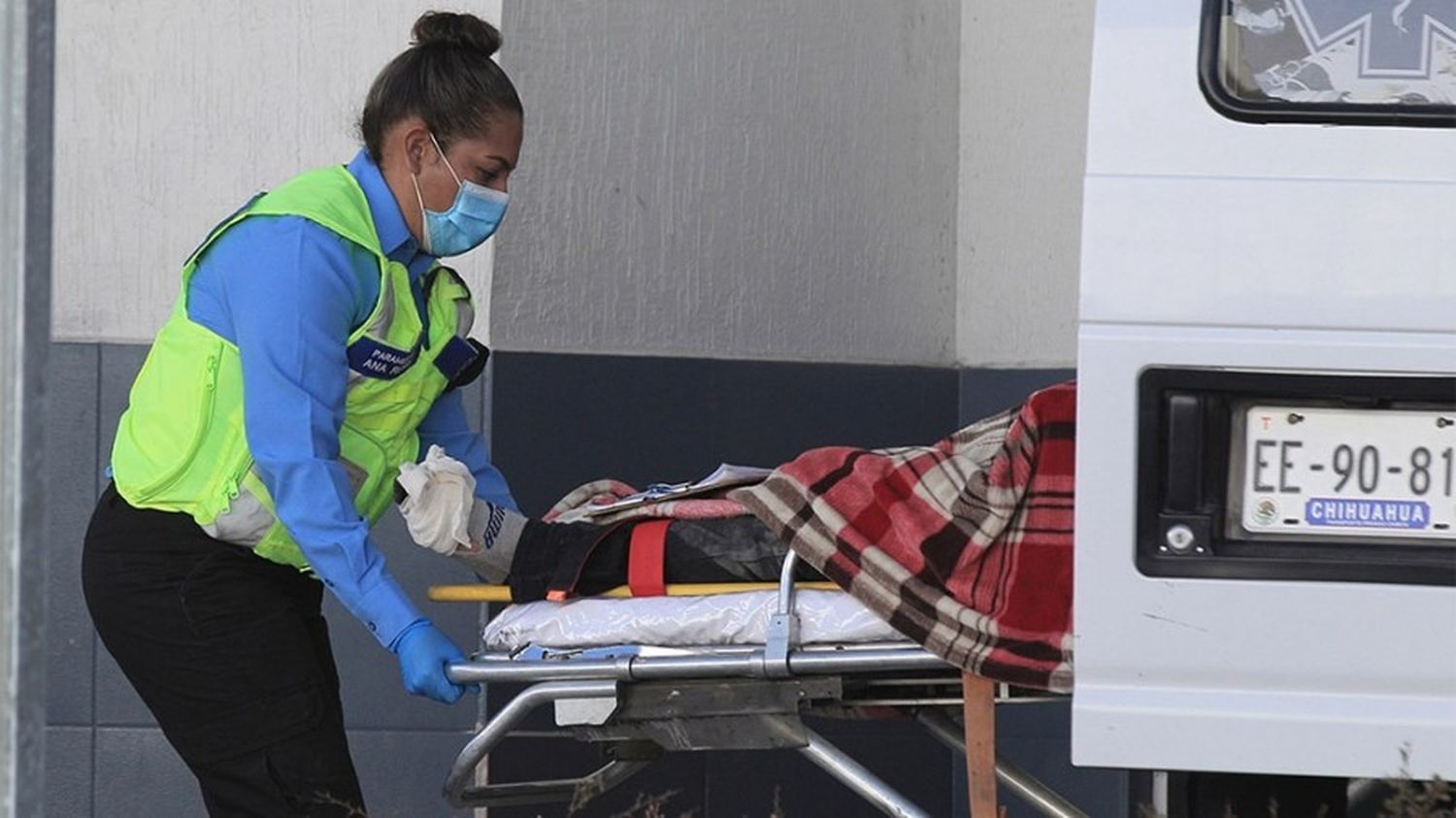 México superó los 300 mil muertos por Covid, suspendió vuelos y autorizó pastilla de Merck