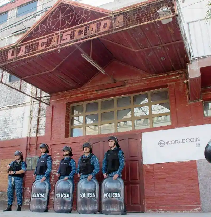Allanaron el salón alquilado por la empresa 
Worldcoin para brindar datos biométricos