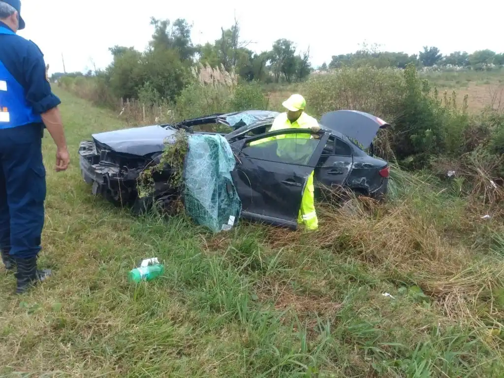 Despiste y vuelco en Ruta 12: iban cuatro personas en el auto