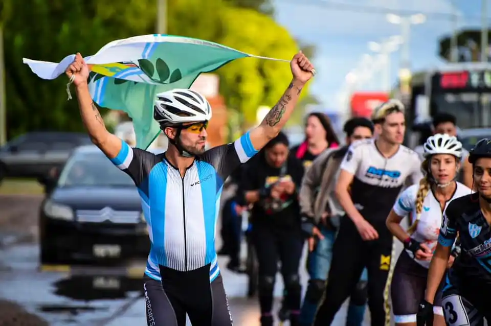 Un joven unió Merlo y San Nicolás de los Arroyos en rollers en menos de 24 horas y batió un récord internacional