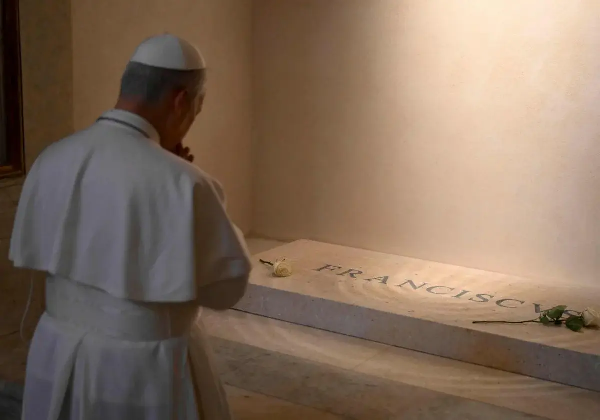 León XIV visitó la tumba de Francisco