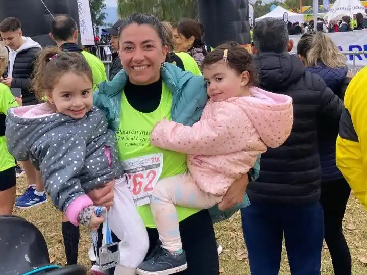 Luciana junto a sus mellis Morena y Josefina después de una carrera. “El dolor no es normal”, dijo.