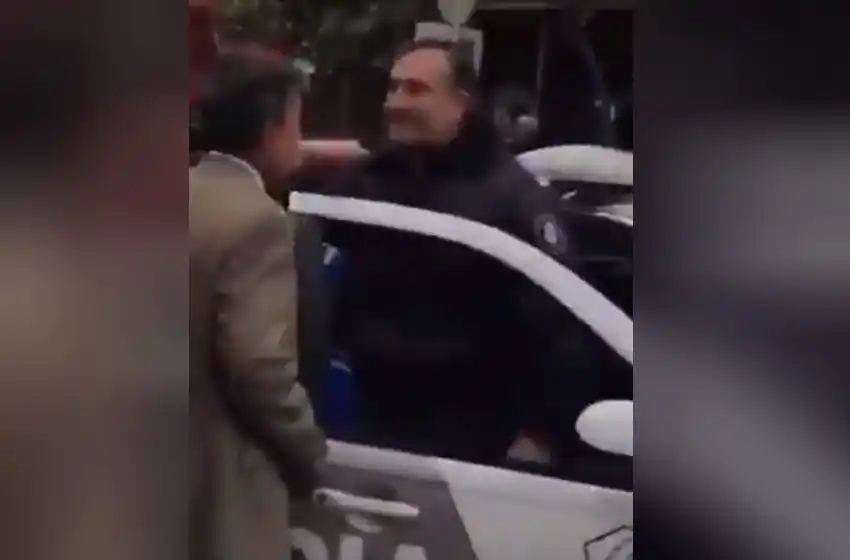 «Usted es una vergüenza», confusión en la vía pública entre un policía, un abogado y un juez