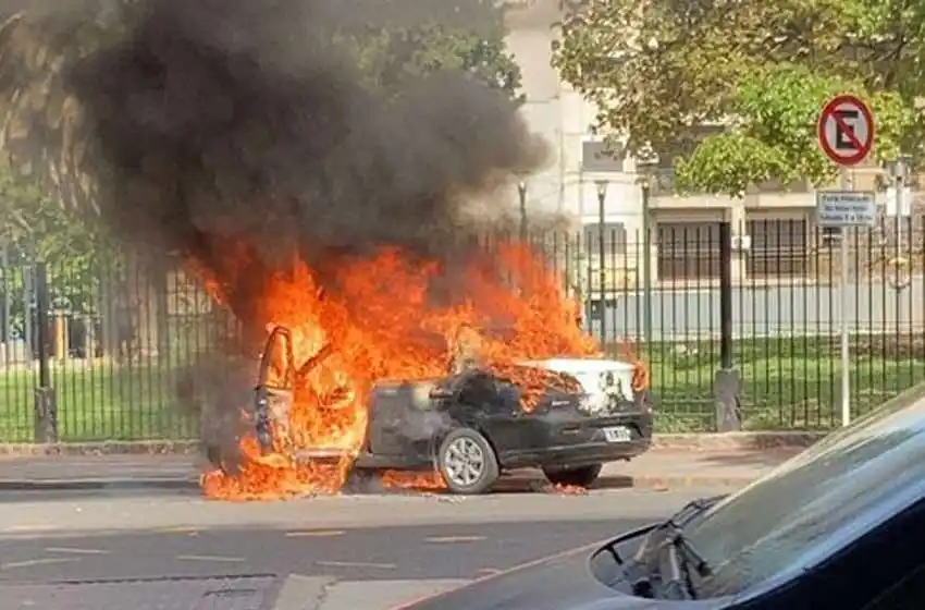 Impactantes imágenes de un taxi que explotó y se prendió fuego con el conductor arriba