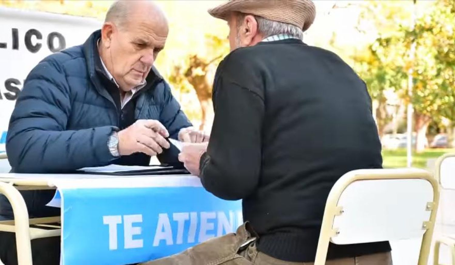 Un intendente lleva su despacho a la plaza del pueblo para atender a los vecinos: "Si tenés un problema, te espero"