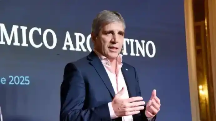 Luis Caputo lanzó una advertencia a los bancos por los dólares