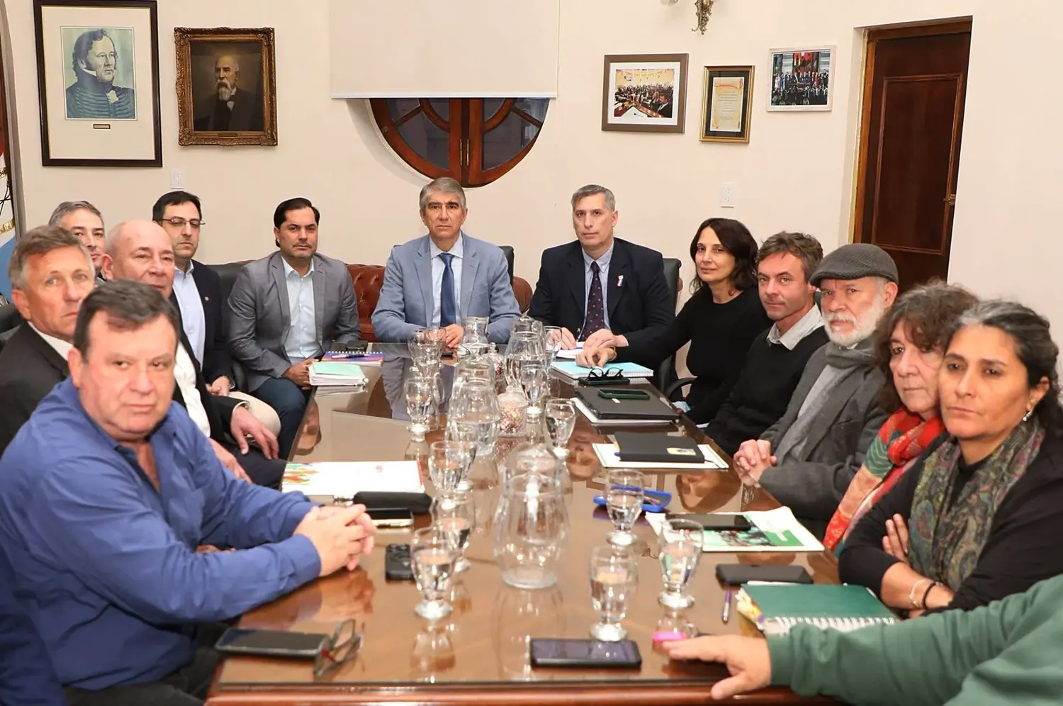 Santa Fe ofreció aumentos de hasta 15,5 % y mínimos garantizados de $180.000 para estatales
