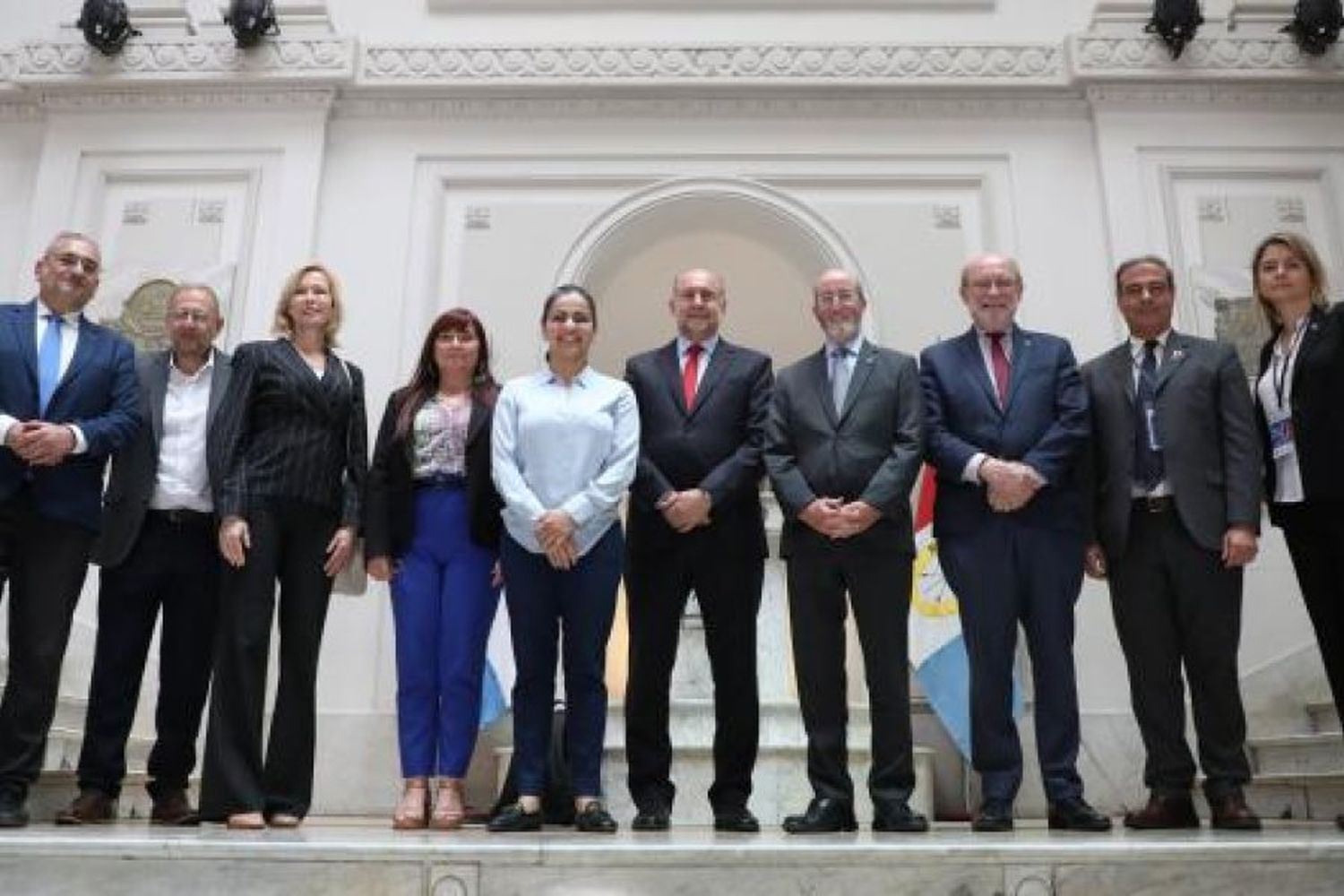 Perotti recibió a Senadores de California