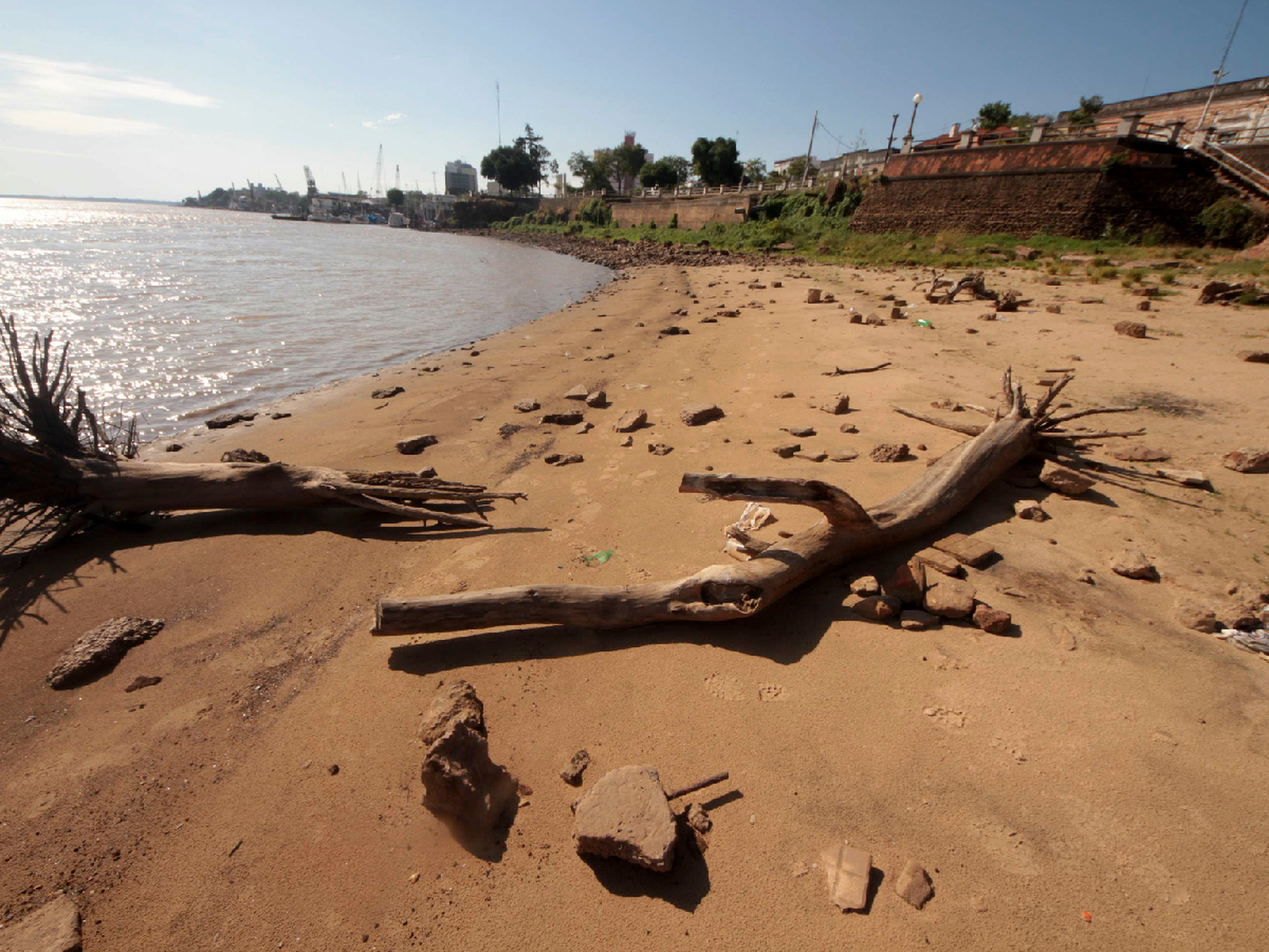 Bajante extraordinaria del río Paraná deja embarcaciones sobre la arena