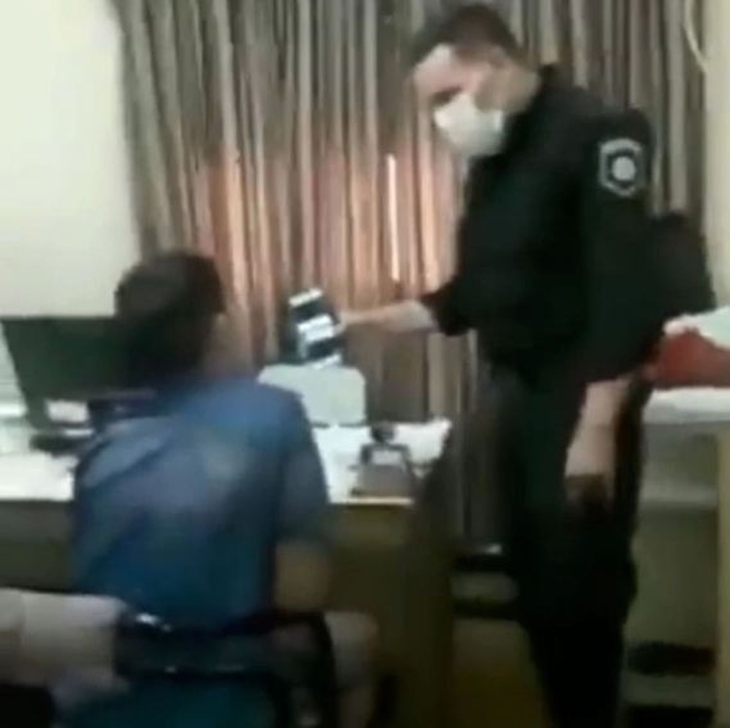 Mirá el video: La lección de un policía a dos jóvenes que violaron la cuarentena