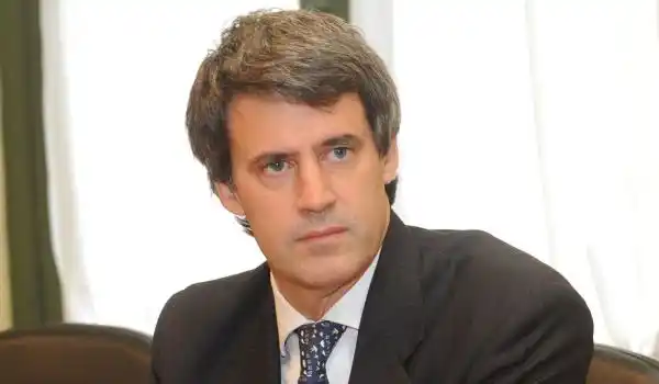 Límite a las provincia: Prat Gay pisa la emisión de deuda a Entre Ríos   