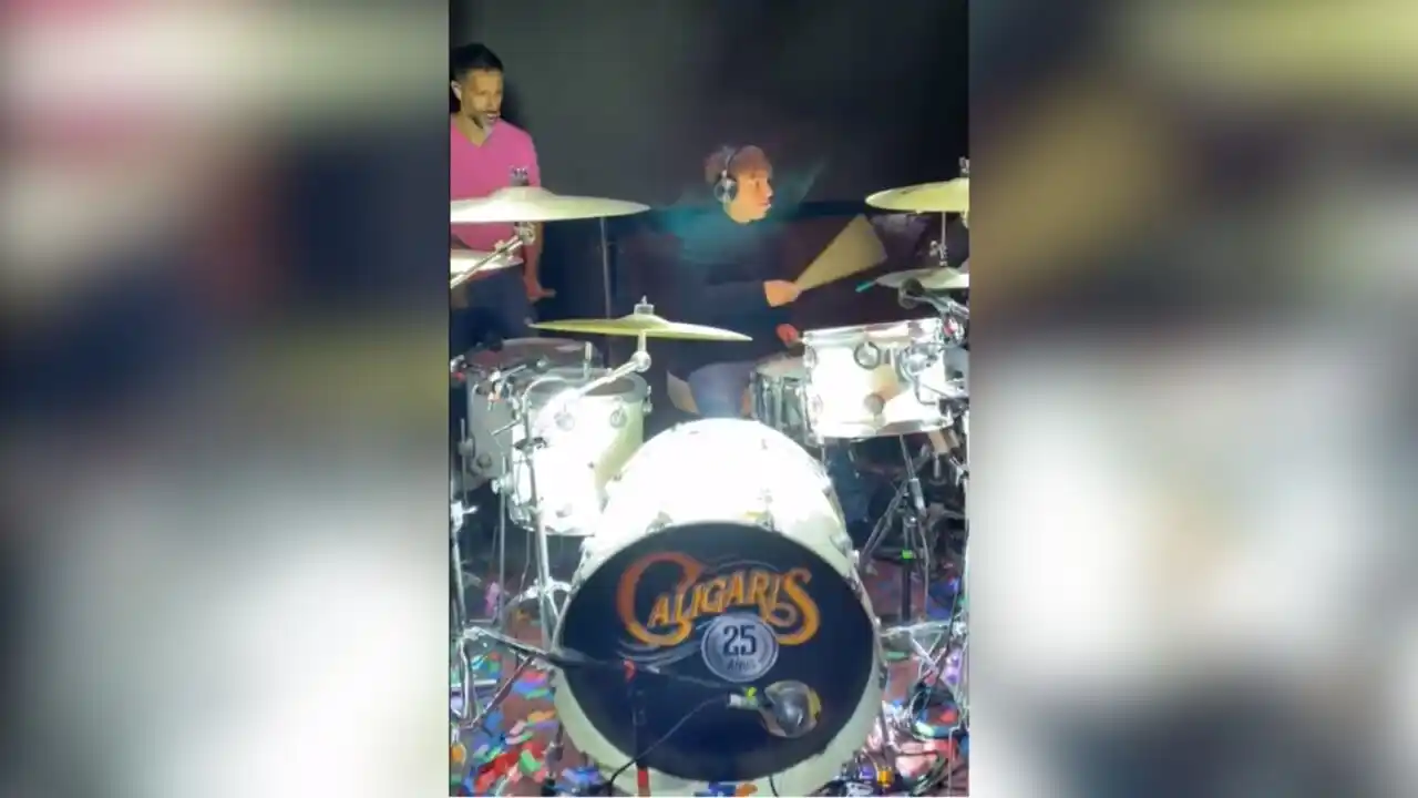 Video: tiene 10 años, es de Venado y conmovió a todos al subir a tocar la batería con Los Caligaris  