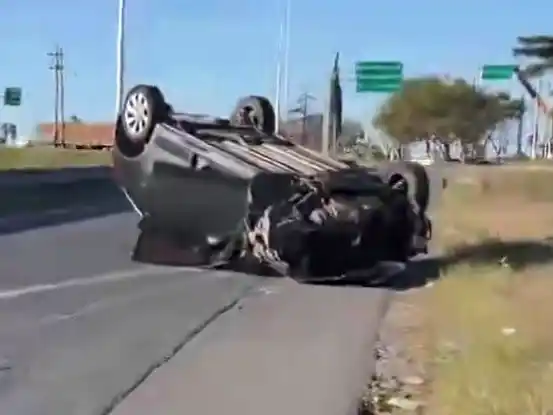 Un auto volcó en Circunvalación y Uriburu