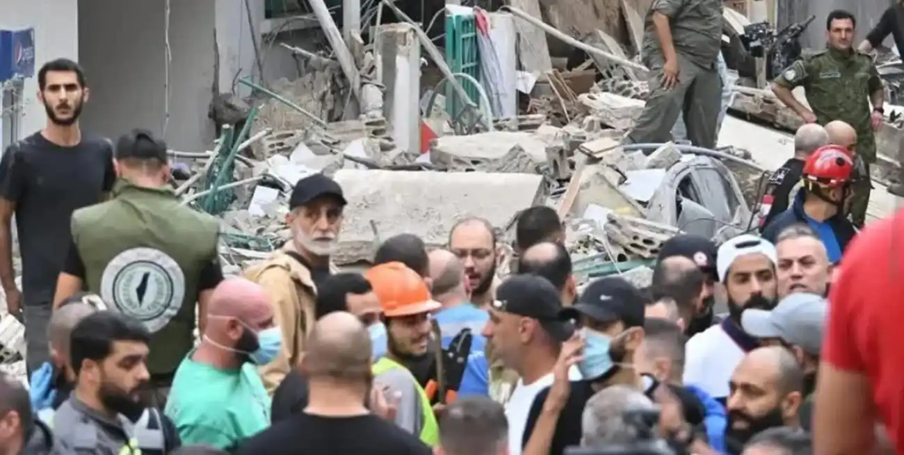 Residentes de un barrio de Beirut observan los restos de un edificio bombardeado por Israel, donde murió el vocero de Hezsbolá en la capital de Líbano. DW