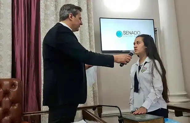 Bahl tomó juramento a los senadores juveniles 