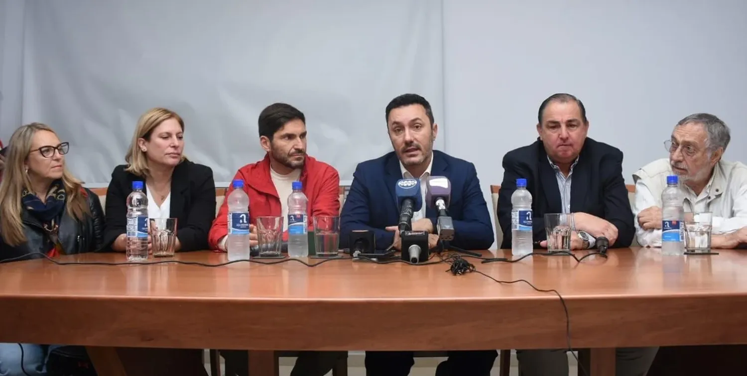 Pullaro acompañó al candidato a vicepresidente de Juntos por el Cambio, Luis Petri, junto a Gisela Scaglia, Juan Pablo Poletti, Luis Brandoni y Silvina Cian. Foto: Guillermo Di Salvatore.