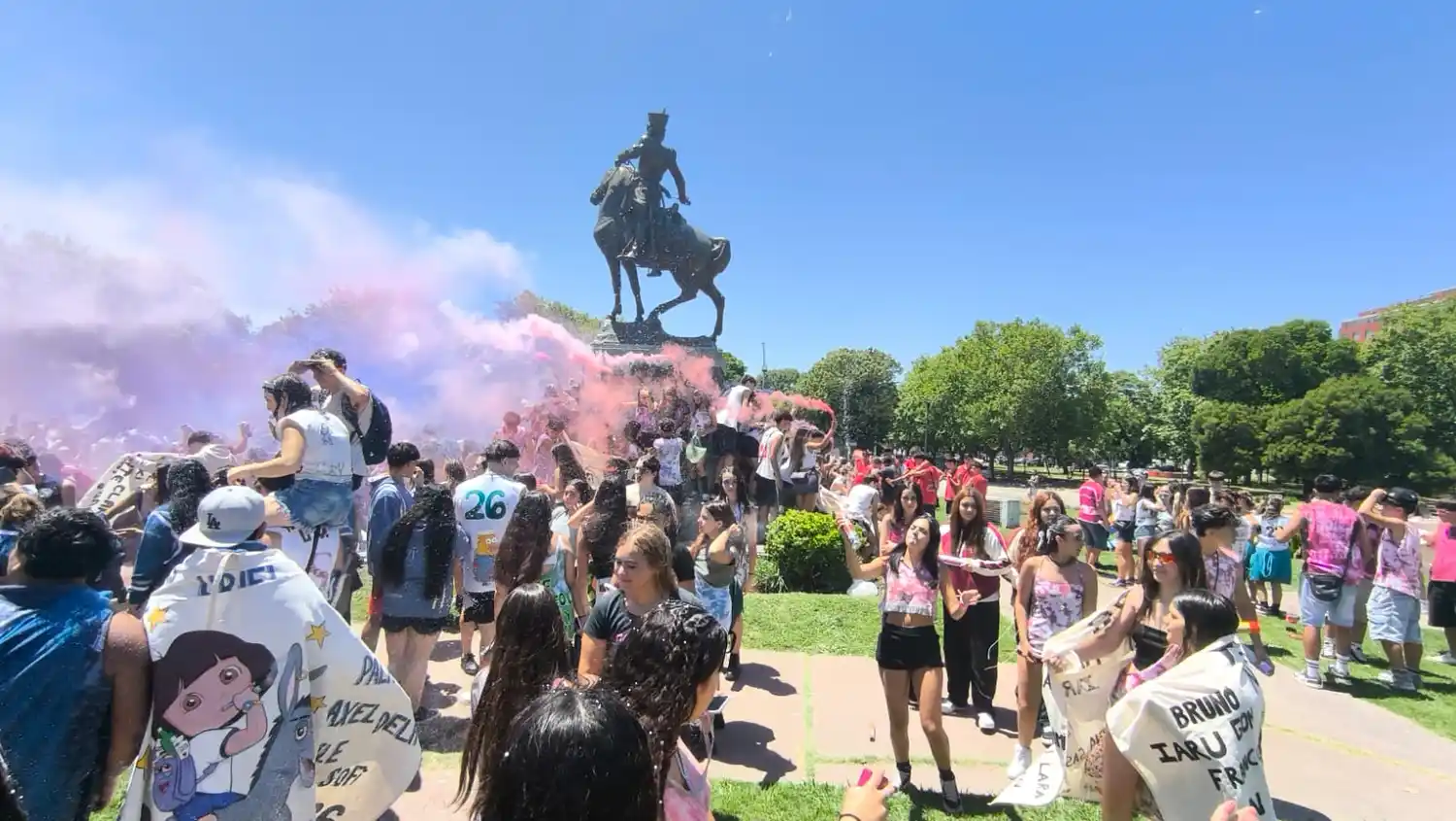 Los chicos de secundario hicieron un banderazo a todo color en la plaza del centro