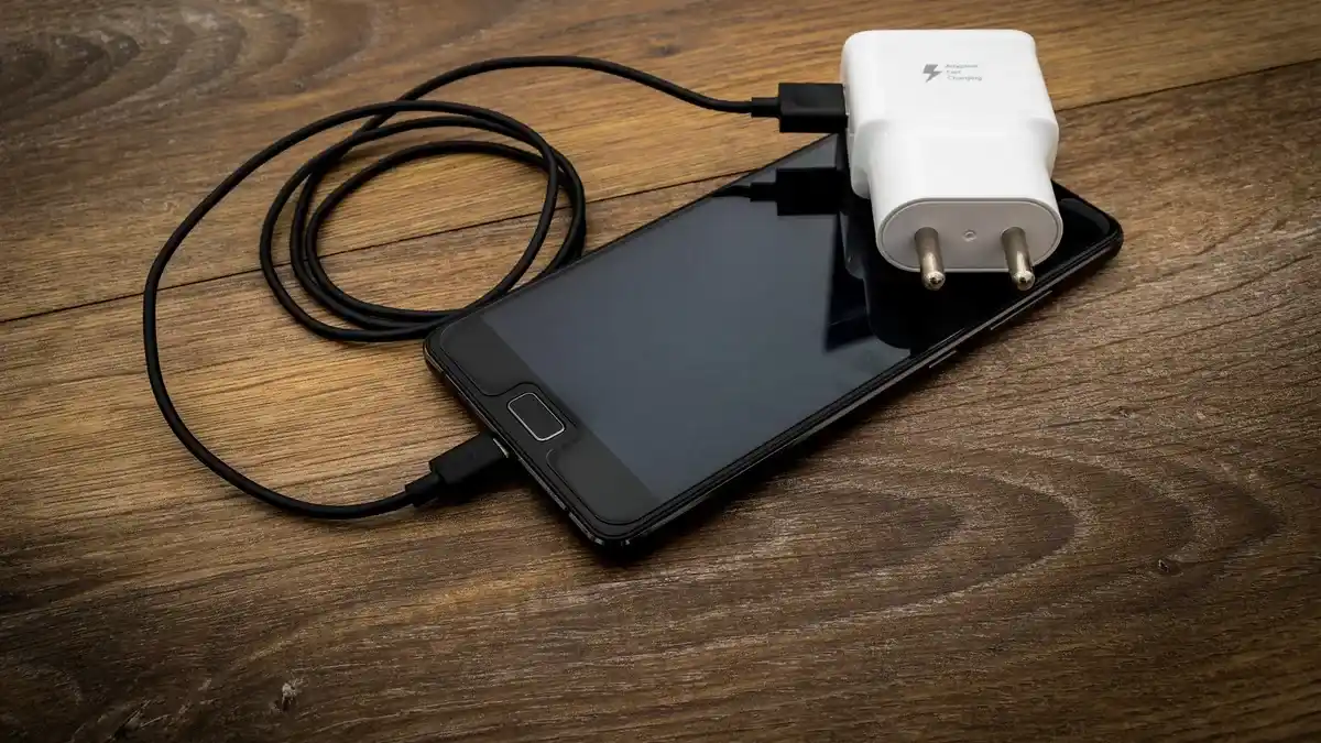 Seis razones por las que el cargador de un celular se calienta