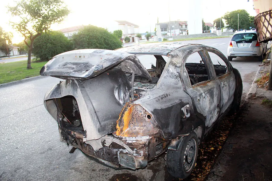 Investigan extraño incendio de un auto