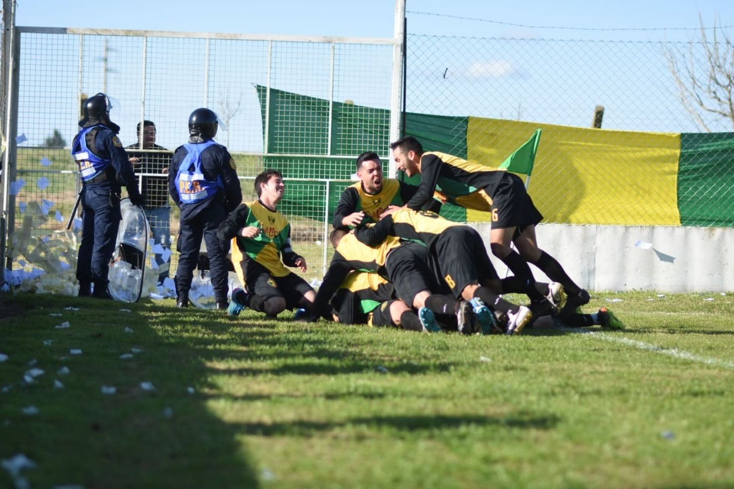 Unión del Suburbio se hizo fuerte de visitante y pasó a cuartos de final