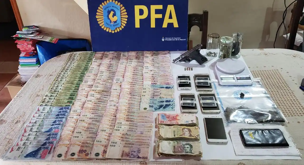 Se confiscaron casi 200 mil pesos, drogas y armas en múltiples allanamientos en Tandil