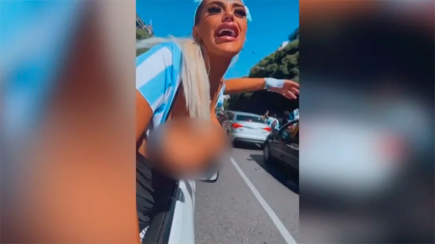 Quién es la joven influencer que hizo topless en pleno obelisco