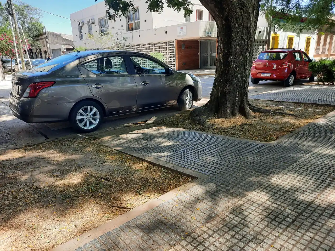 No respetan nada, ni la rampa ni la senda peatonal