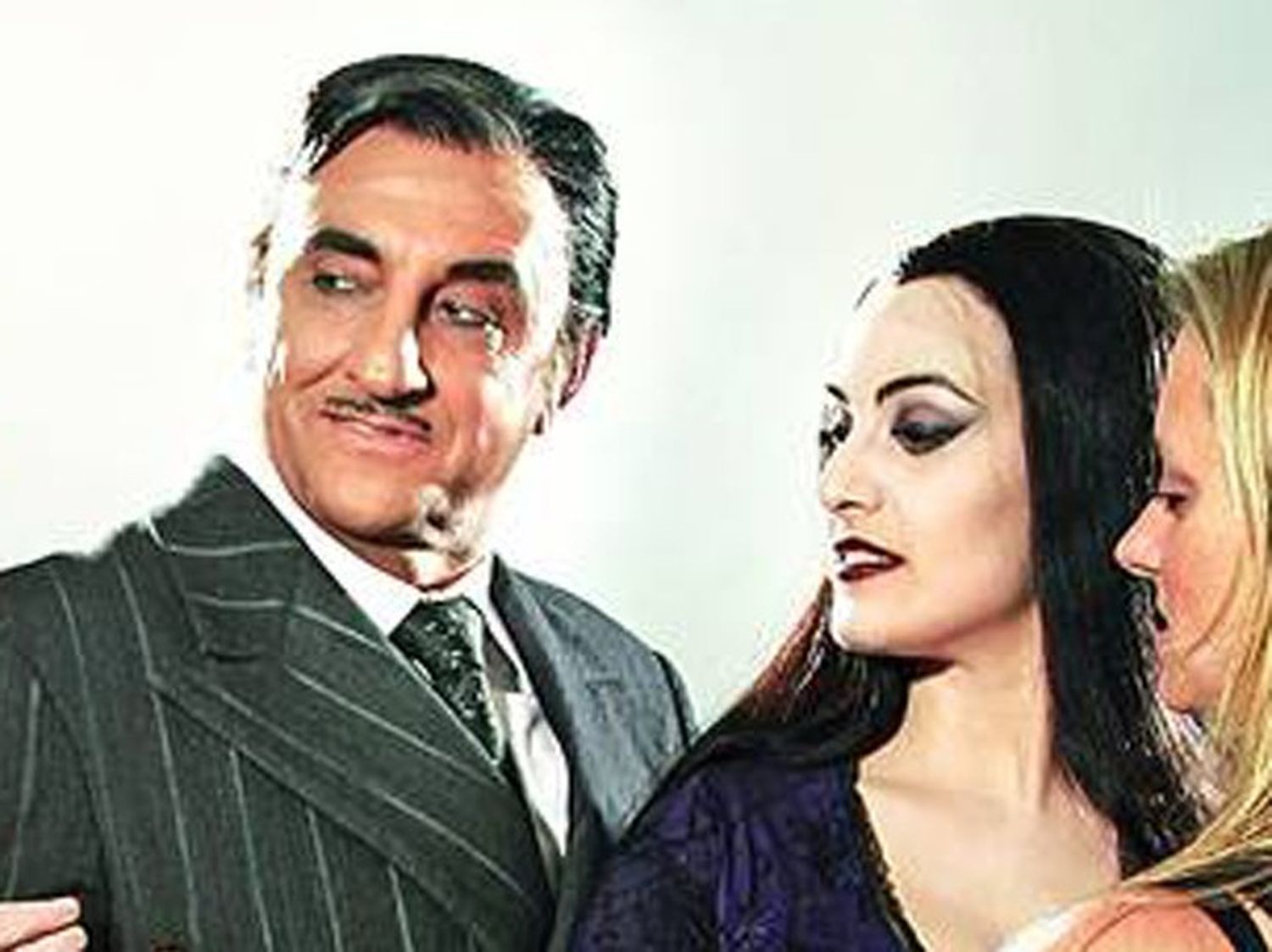 Julieta Díaz y Gabriel Goyti son Morticia y Homero Adams