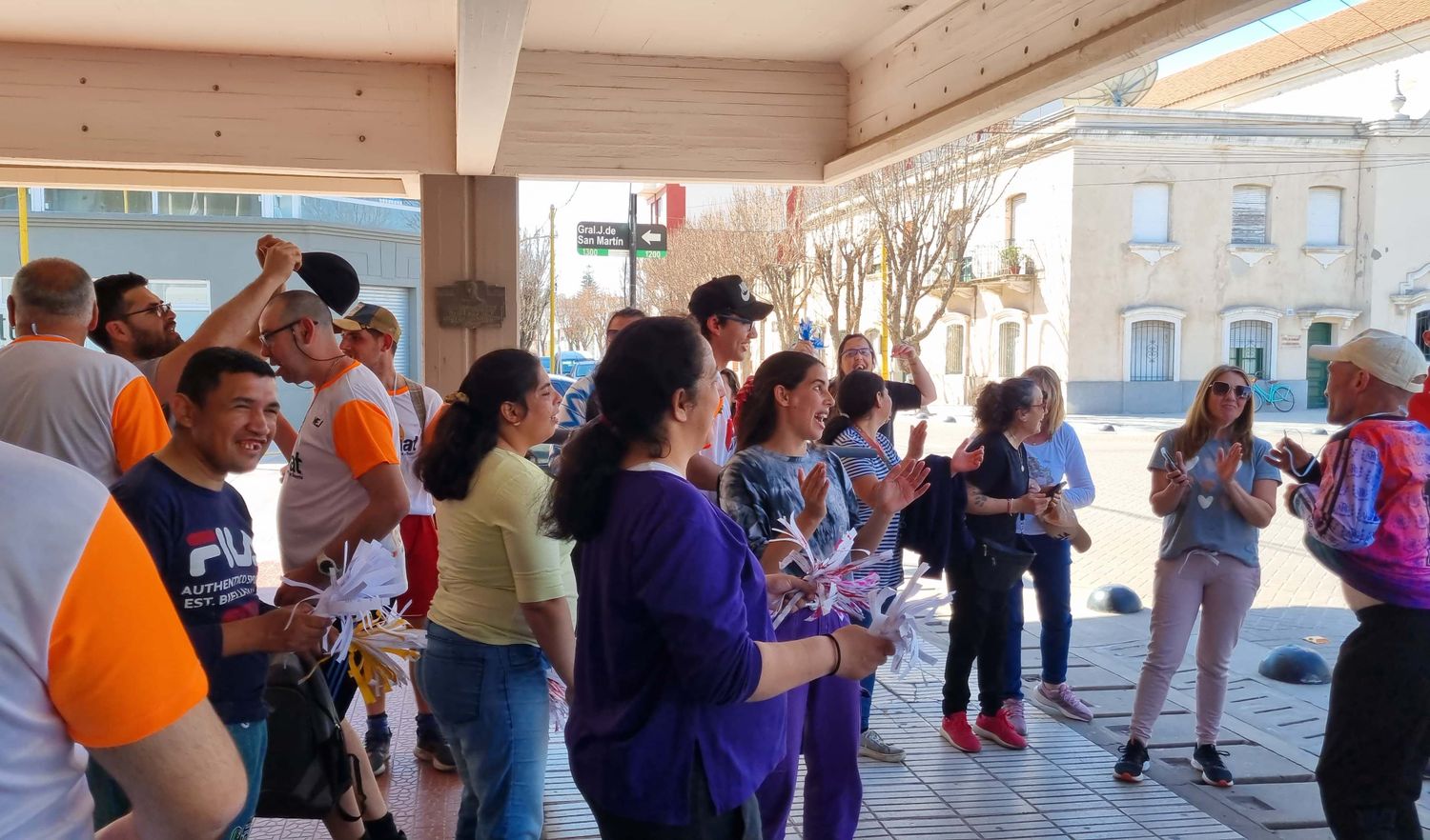 El equipo fue recibido en la municipalidad por autoridades locales.