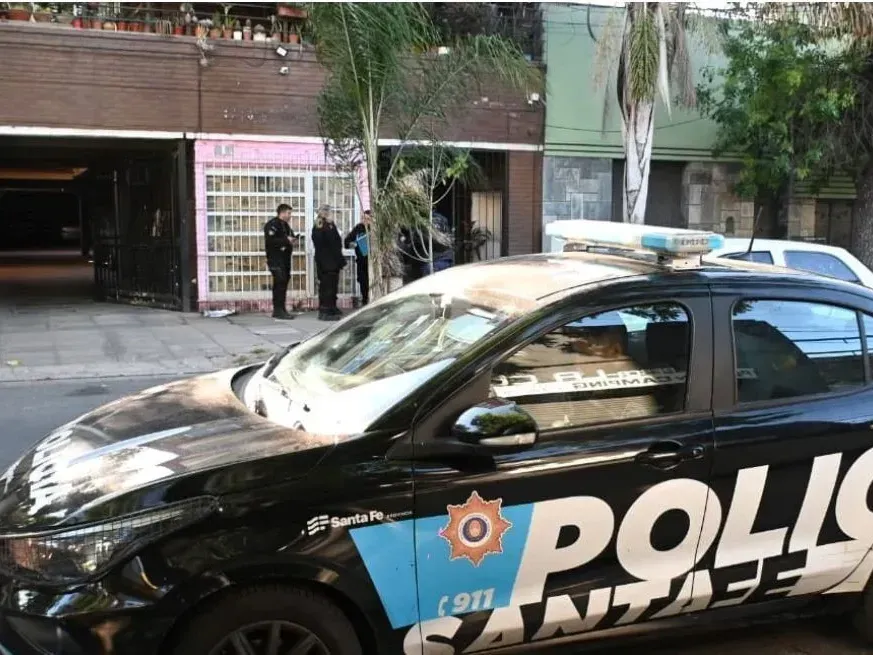 Santa Fe: tras una discusión, una mujer se llevó el auto de su pareja y atropelló a un policía