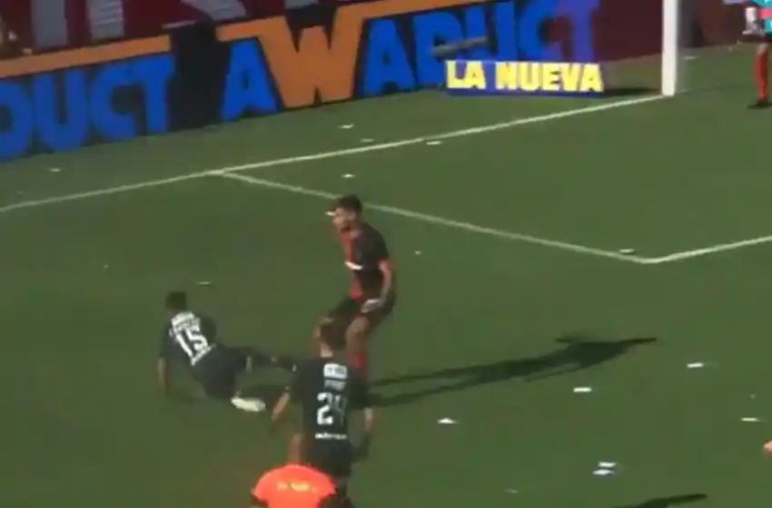 La polémica de la tarde: Camacho cayó en el área y Central reclamó penal