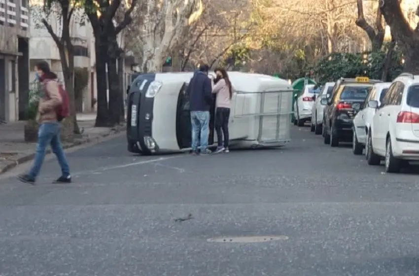 Un auto chocó contra un taxi, volcó y un hombre debió ser rescatado