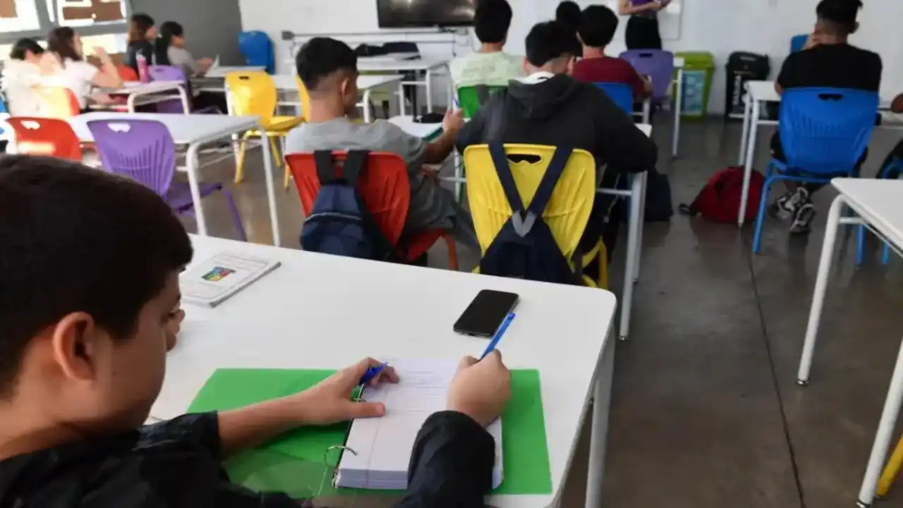 El porcentaje de los alumnos de primaria que tienen un teléfono móvil propio y sus consecuencias