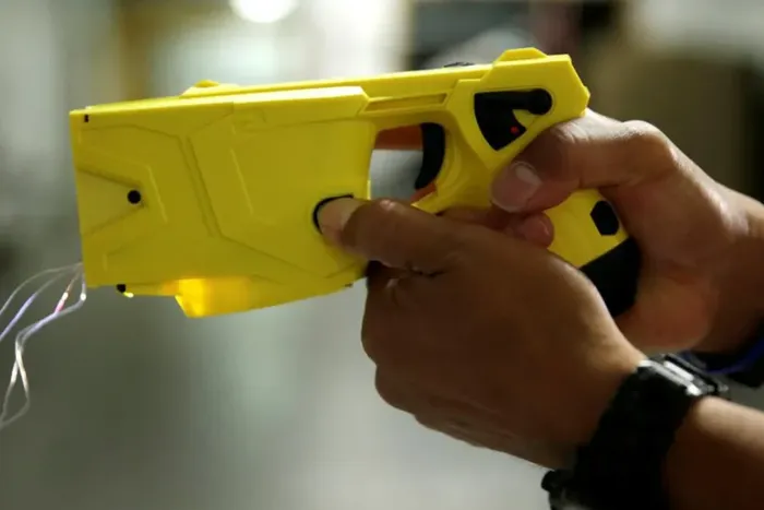 Las pistolas Taser producen un electrochoque que apunta a neutralizar a potenciales agresores, sin necesidad de utilizar armas de fuego
