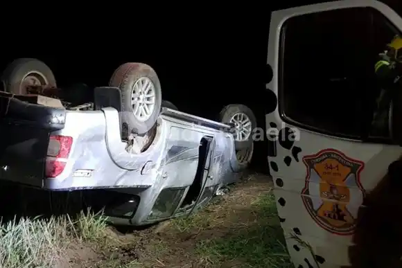Volcó con una Toyota Hilux en un camino rural y pudo salir por sus propios medios