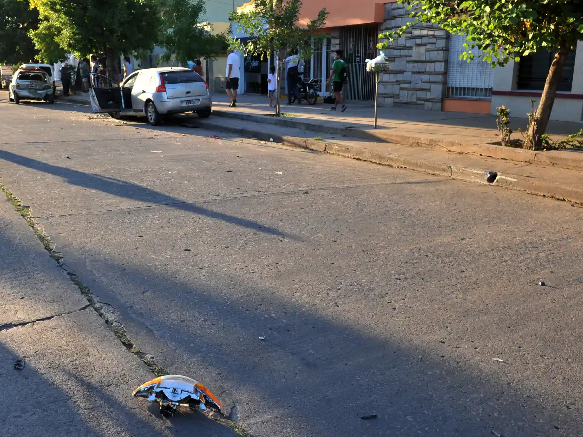 Chocó con una moto y luego a dos autos estacionados: dos heridos graves 