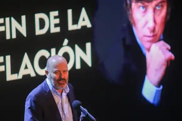 Sturzenegger dice que no se está aplicando un "ajuste"