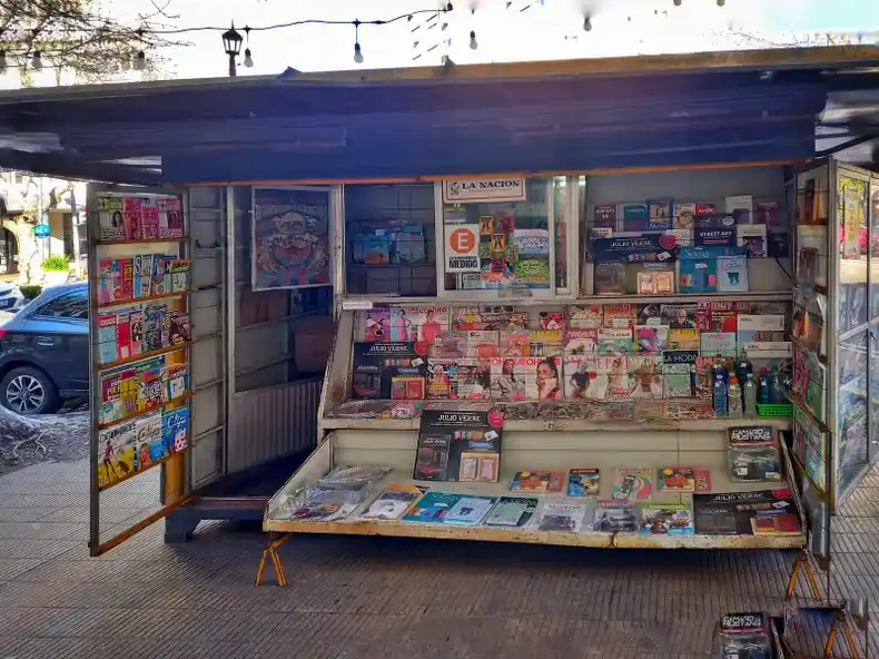 Rechazo de los canillitas al decreto que desregula la actividad en los kioscos: “Nos hiere de muerte”