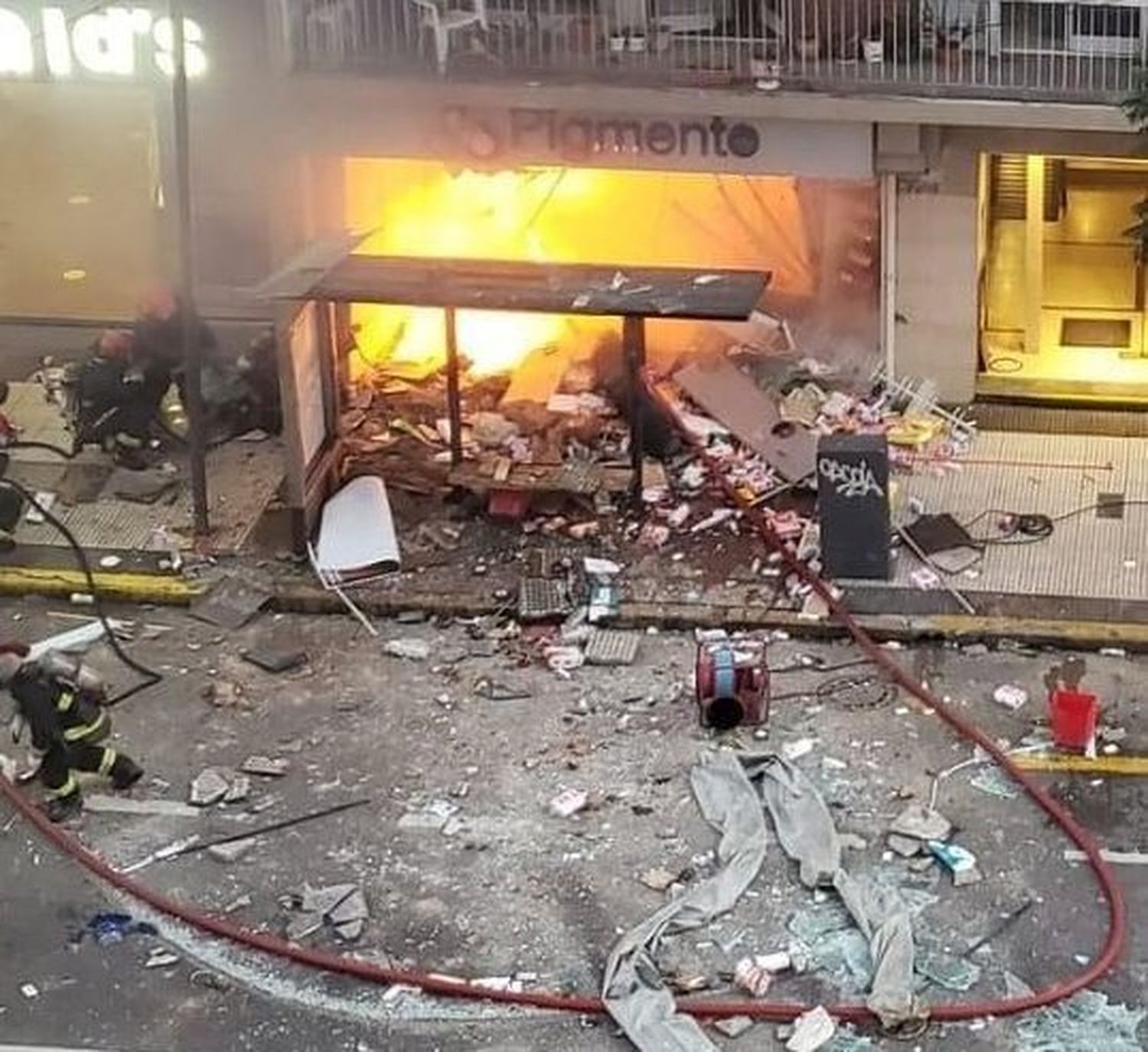 Explosión en una perfumería: dos bomberos murieron y otros seis están heridos