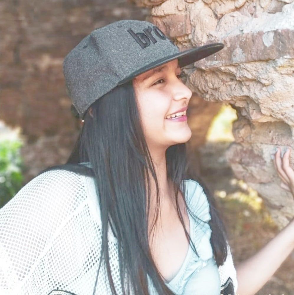 Rocío tiene 16 años y padece una escoliosis le impide la mayoría de las actividades