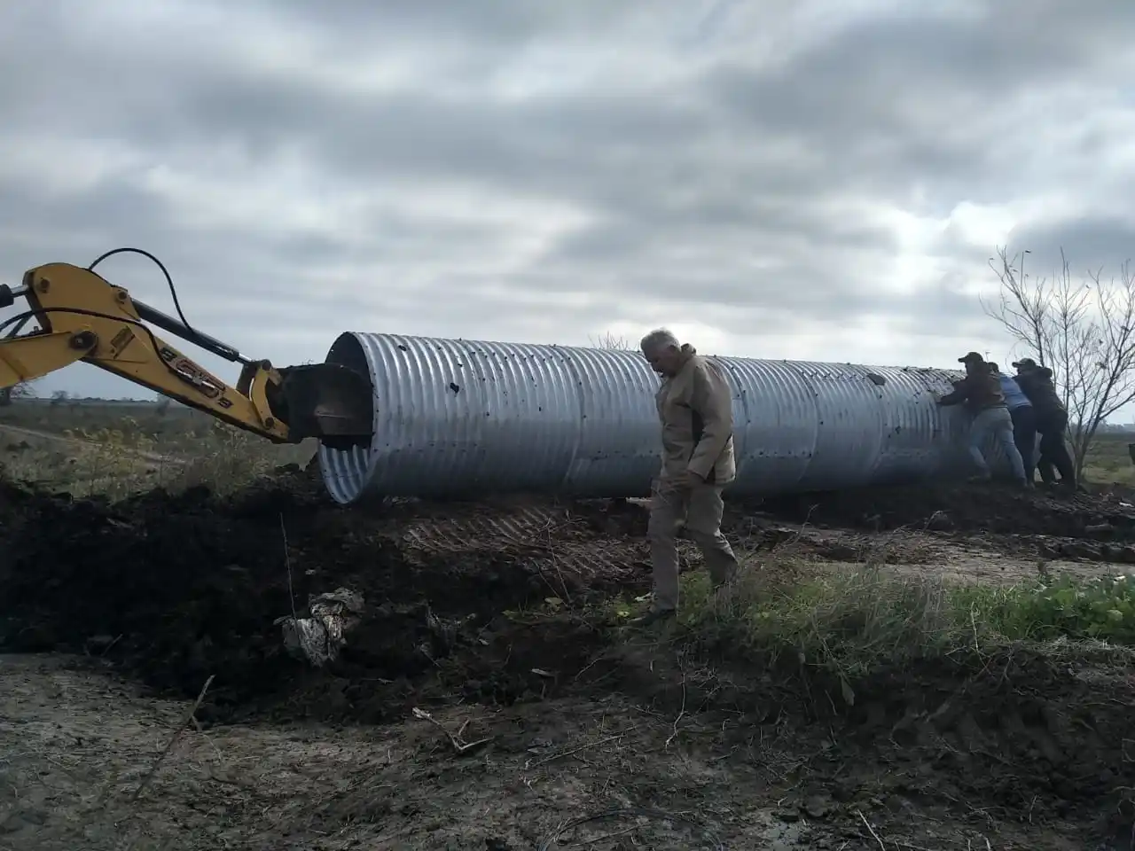 Personal municipal trabajó en la reparación de una alcantarilla averiada