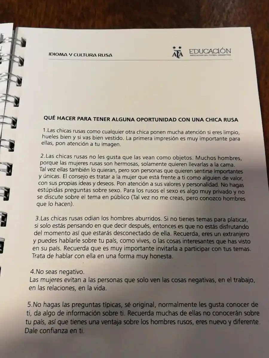 Insólita explicación de AFA sobre su manual para tener oportunidad con una chica rusa: "Fue un error de impresión"