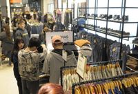 Las ventas minoristas subieron 24% interanual en febrero, pero no compensan el desplome del año pasado