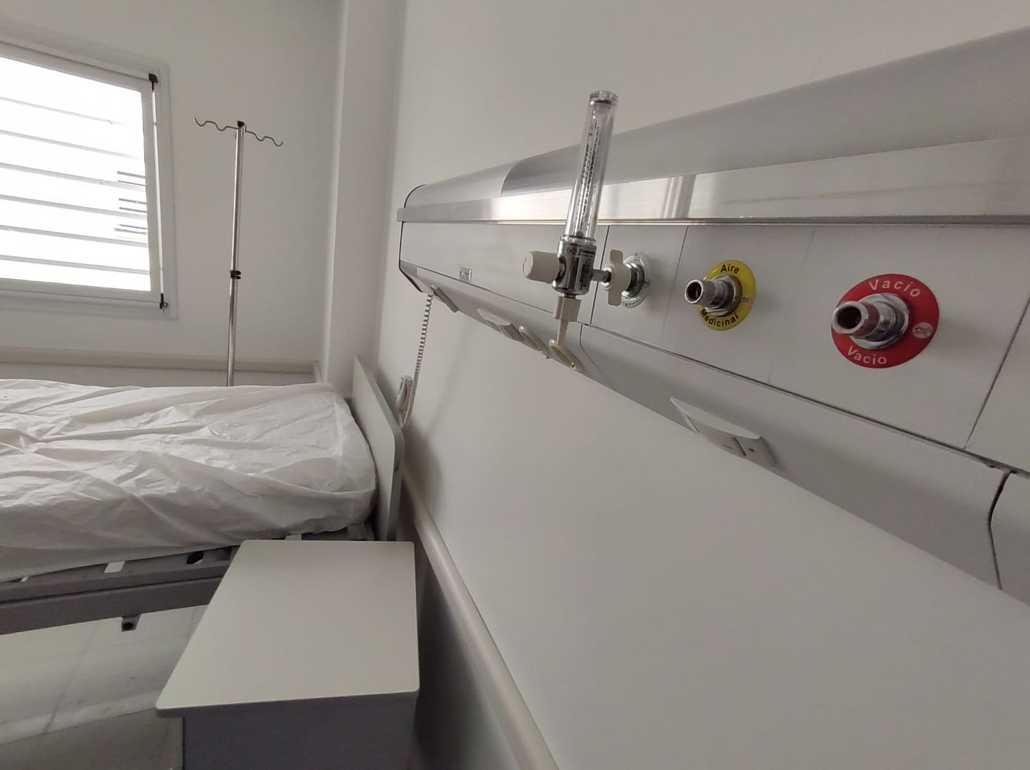 El Hospital Centenario sumó más de 70 nuevas camas con oxígeno en el nuevo edificio