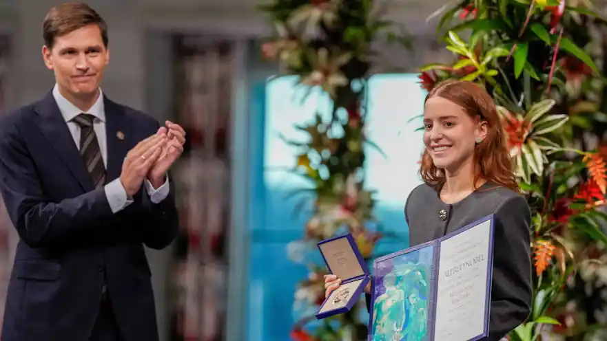 Ana Corina Sosa Machado muestra la medalla de oro y el diploma (Foto: Ole Berg-Rusten/NTB)