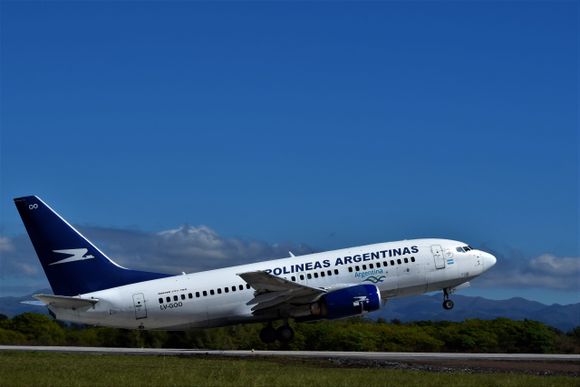 El Boeing 737-700 de Aerolíneas Argentinas se traslada a FAdeA para recibir el esquema retro