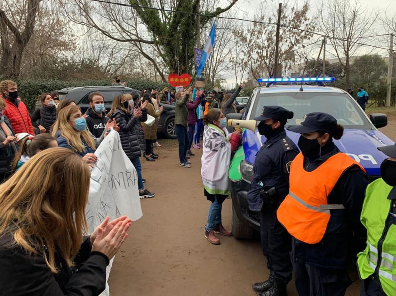 Lincoln: Protesta de “padres organizados” durante visita de Kicillof para pedir por clases presenciales