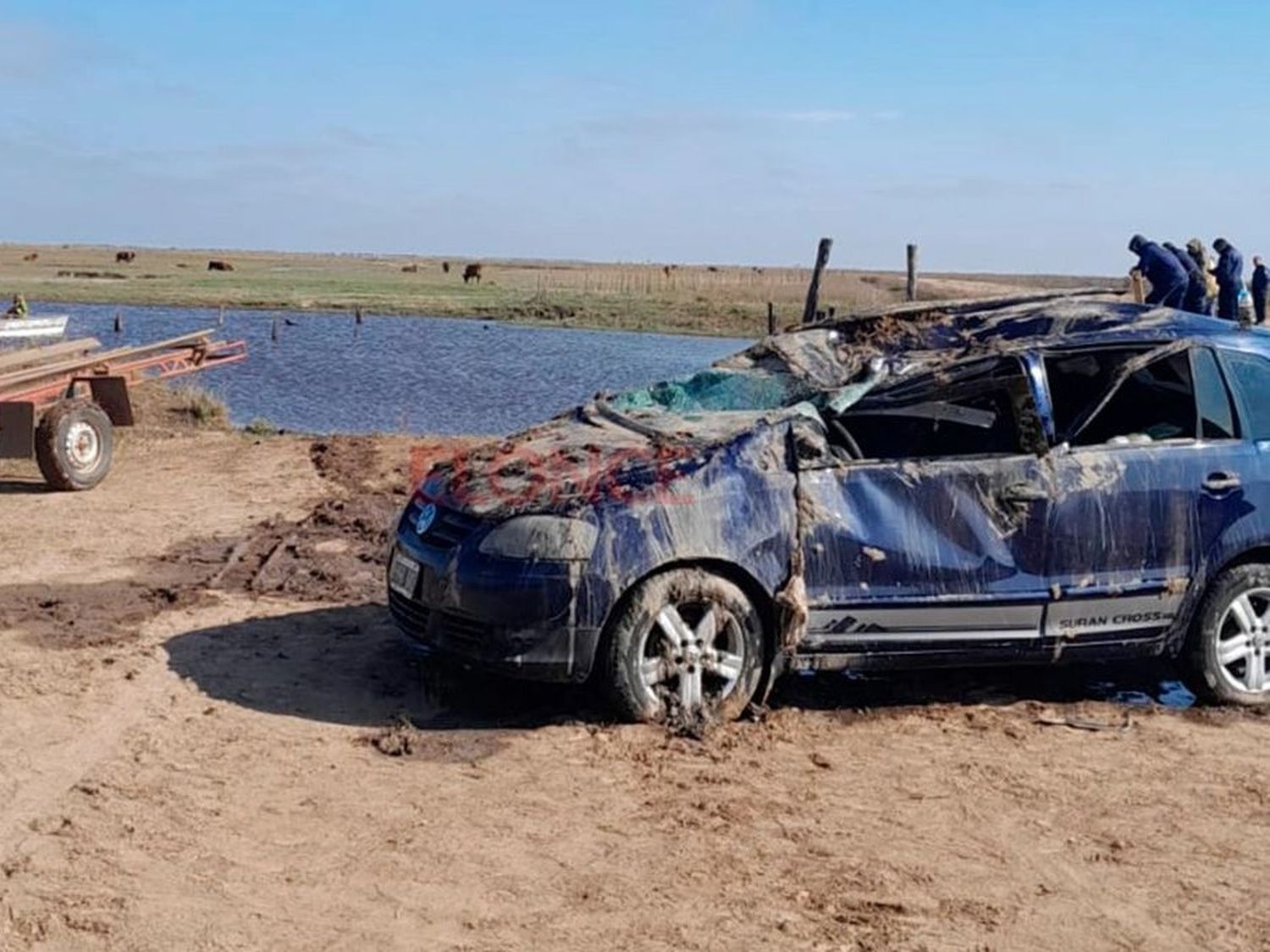 Cayó un auto al arroyo Paranacito y buscan a los ocupantes