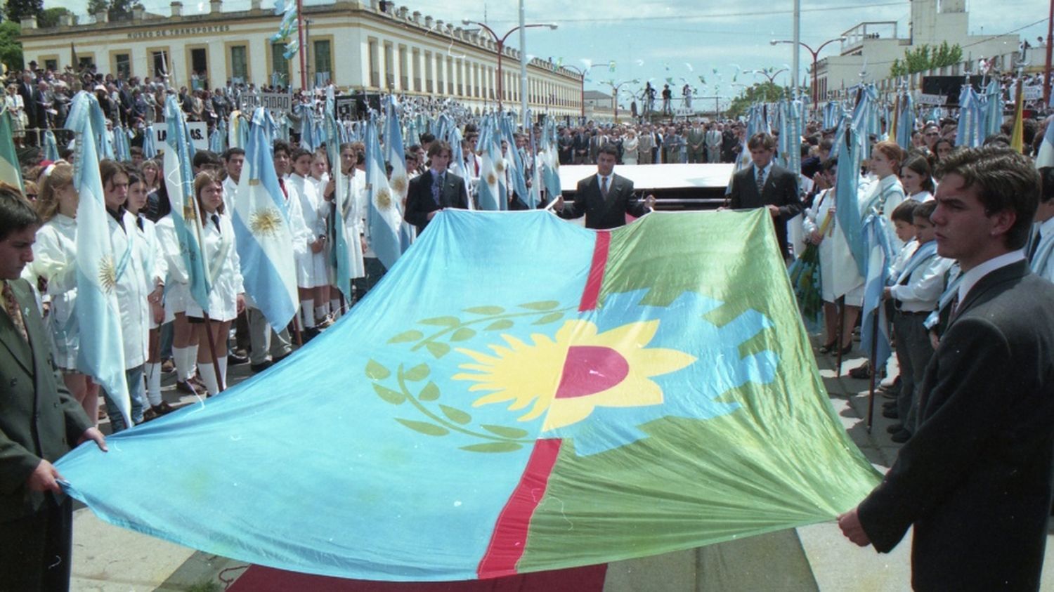  La bandera bonaerense cumple 25 años: ¿Quiénes son los exalumnos de Capitán Sarmiento que la crearon?