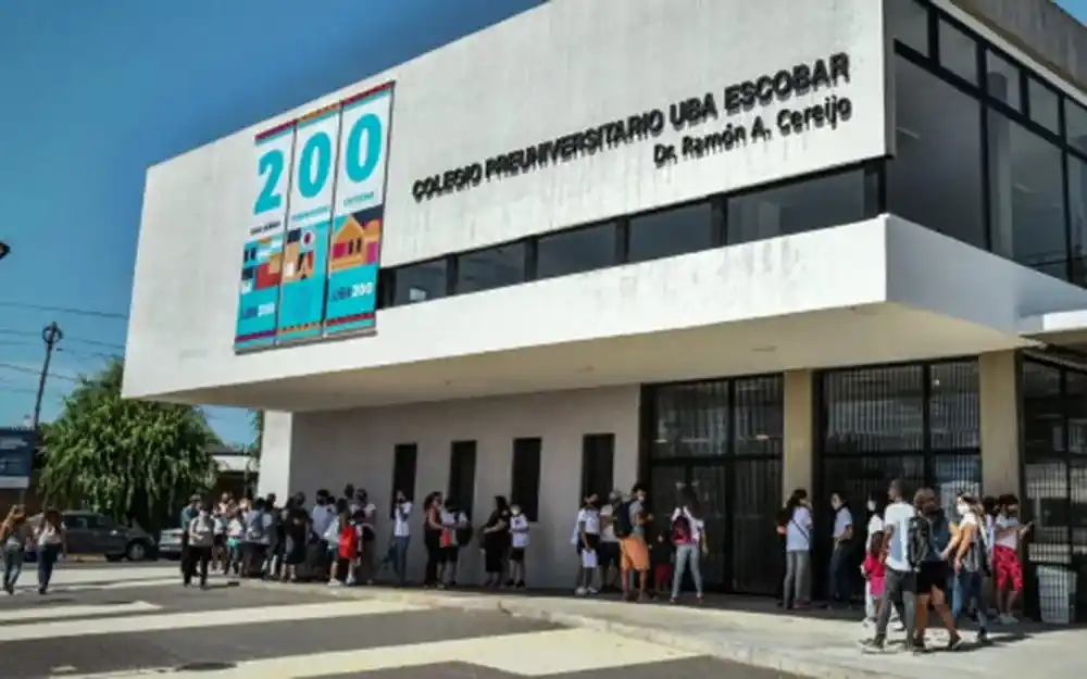 El vínculo entre ambos se habría iniciado cuando el joven aún cursaba sus estudios.